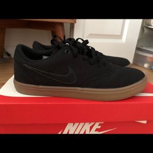 Like New - Nike SB Check  | Black with gumsole